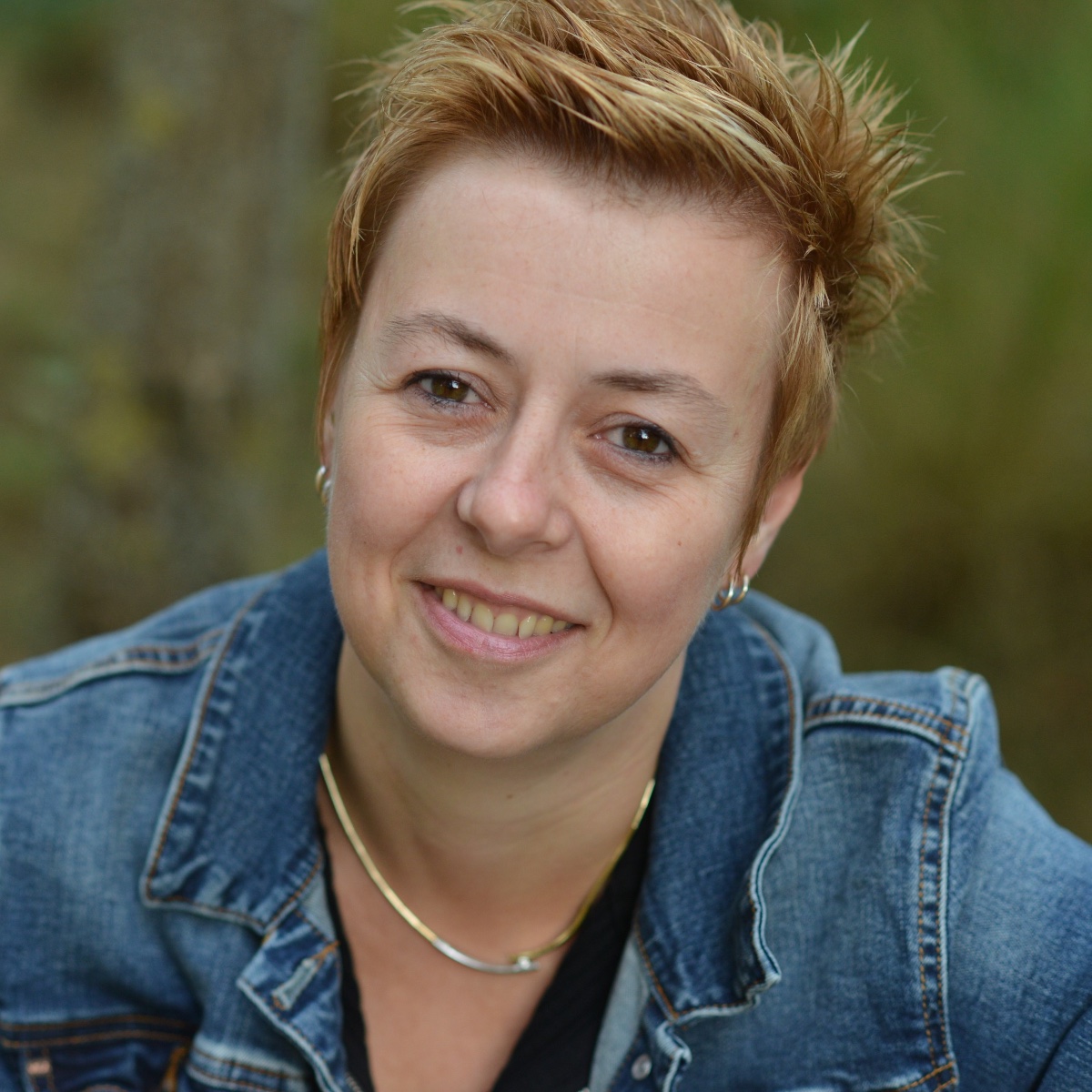 Voorjaarsbloemwerk in het atelier van Christianne
